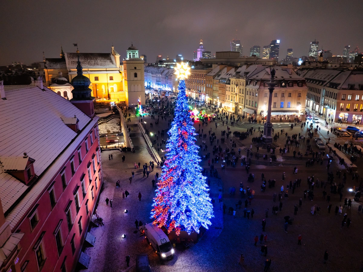 Albero di Natale illuminato in Piazza del Castello nella Città Vecchia di Varsavia
