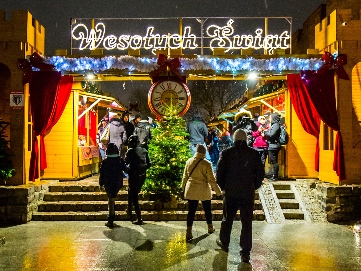 Ingresso al mercatino di Natale nella Città Vecchia di Varsavia, decorato con luci natalizie