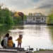 Famiglia con bambini che passeggia nei Giardini Reali di Varsavia con vista sul Palazzo sull’Isola