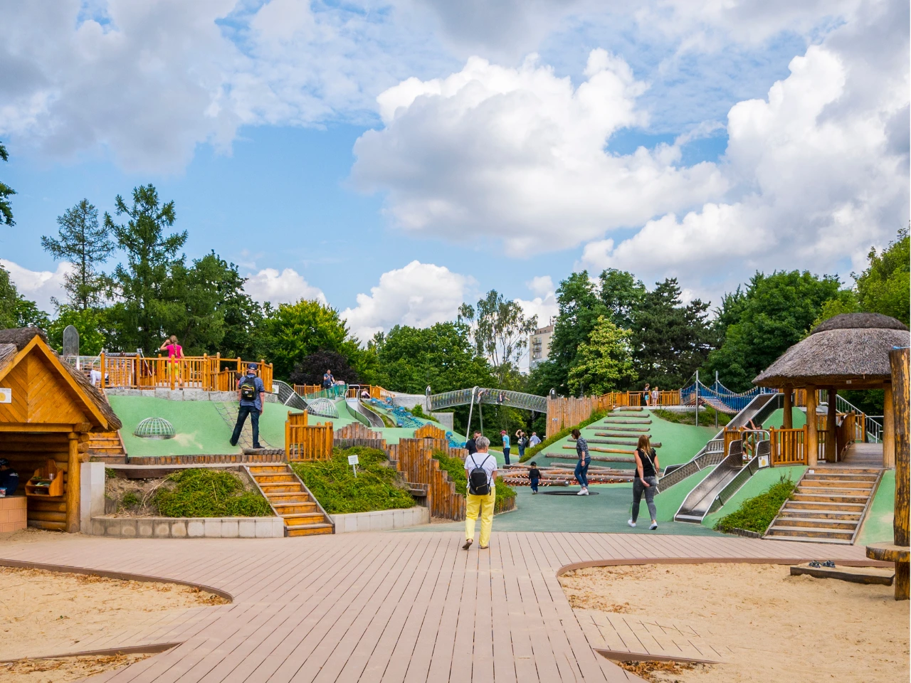 Bambini che giocano sulle altalene e scivoli nel parco giochi di Parco Ujazdowski